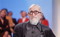 El sacerdote católico francés Abbé Pierre aparece en el programa de televisión "La Marche du Siecle" en París el 19 de diciembre de 1988.