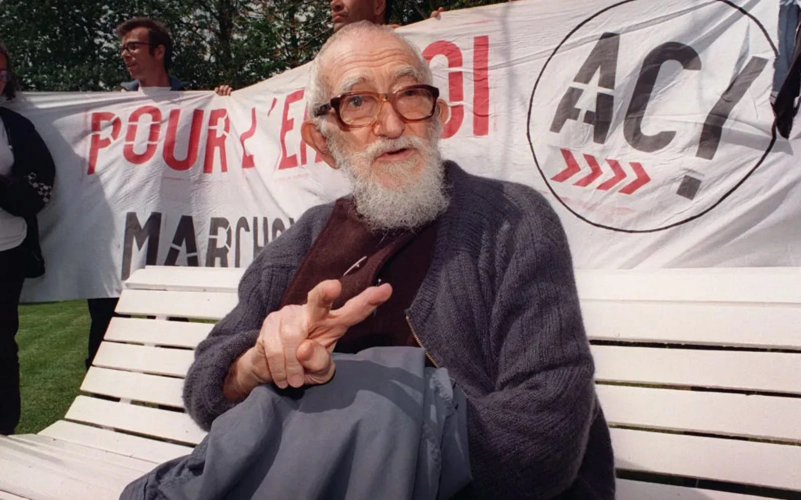 El sacerdote católico francés Abbé Pierre participa en una manifestación el 6 de mayo de 1994.?w=200&h=150