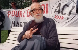 El sacerdote católico francés Abbé Pierre participa en una manifestación el 6 de mayo de 1994. Crédito: JOEL SAGET/AFP vía Getty Images.