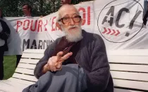 El sacerdote católico francés Abbé Pierre participa en una manifestación el 6 de mayo de 1994.