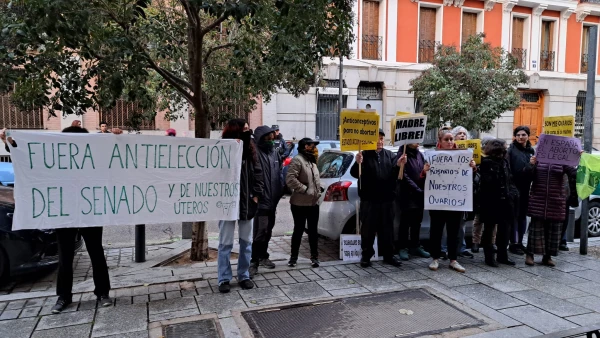 Abortistas protestas a las puertas de una iglesia en Madrid, donde celebraba la Misa el Nuncio en España, Mons. Bernardito Aúza. Crédito: Nicolás de Cárdenas / ACI Prensa.