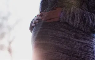 Imagen referencial de una mujer embarazada Crédito: freestocks / Unsplash.