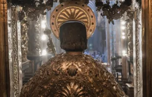 Parte posterior de la imagen del Apóstol Santiago que abrazan los peregrinos. Crédito: Catedral de Santiago de Compostela 