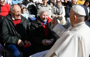 El Papa Francisco con ancianos Crédito: Vatican Media