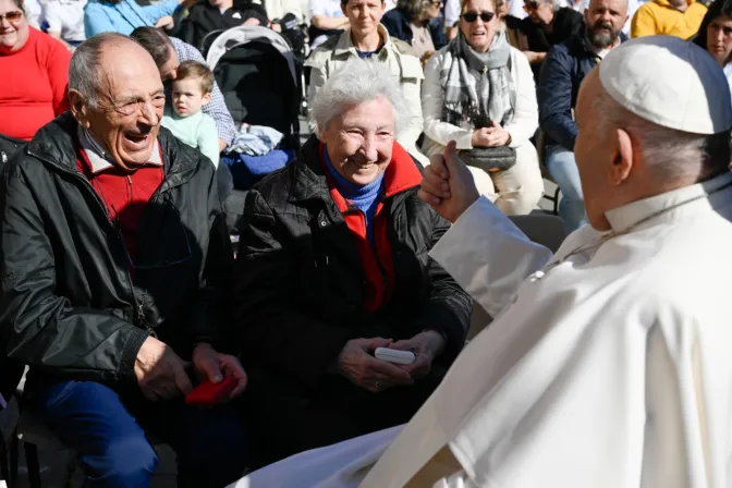Imagen referencial del Papa Francisco con ancianos