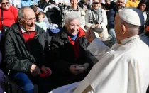 El Papa Francisco con ancianos