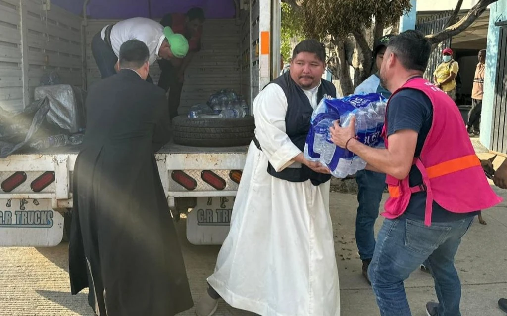 Sacerdotes ayudan a repartir víveres a los afectados por el huracán Otis?w=200&h=150