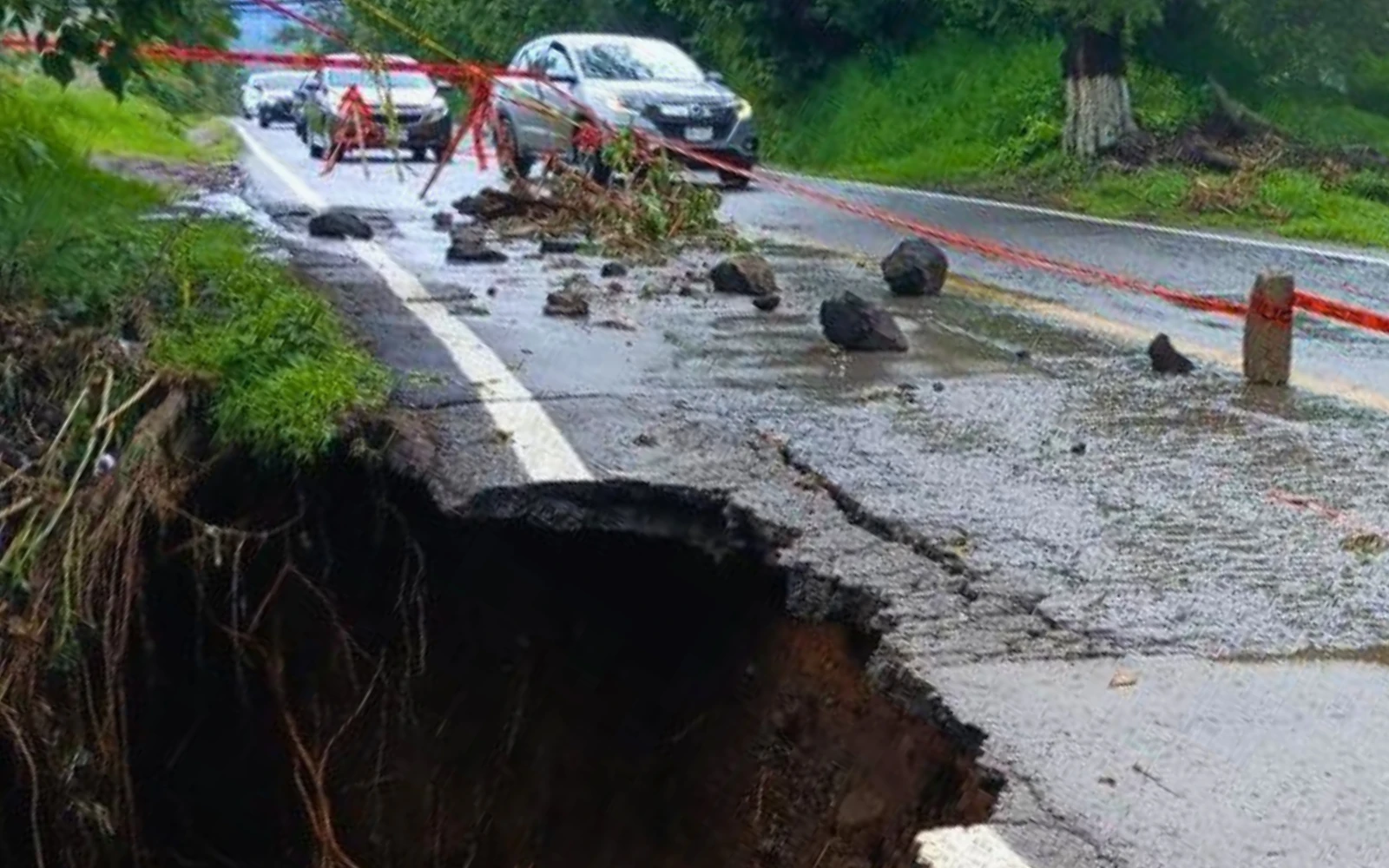 Socavón en la carretera donde cayeron los peregrinos que se dirigían a Chalma?w=200&h=150