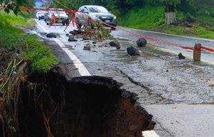 Socavón en la carretera donde cayeron los peregrinos que se dirigían a Chalma Crédito: Seguridad Pública Ocuilan