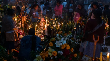 Celebración del Día de Muertos en panteón mexicano