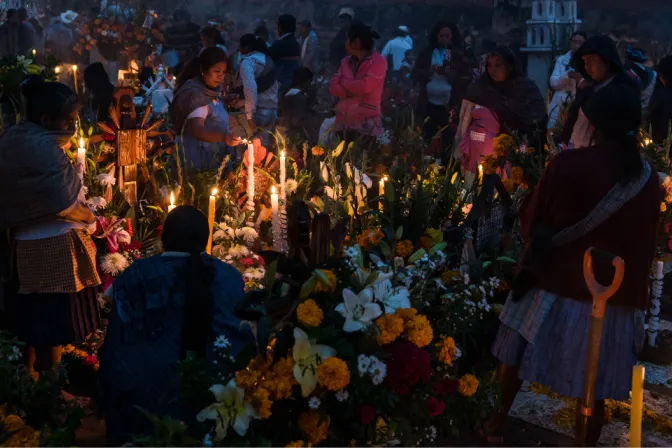 Celebración del Día de Muertos en panteón mexicano