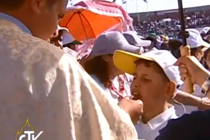 Cerca de 1.400 niños reciben la Primera Comunión durante Misa presidida por el Papa Francisco