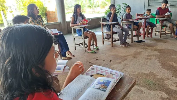 Niños y adolescentes leen el material catequético brindado por Ayuda a la Iglesia Necesitada. Crédito: ACN Colombia.