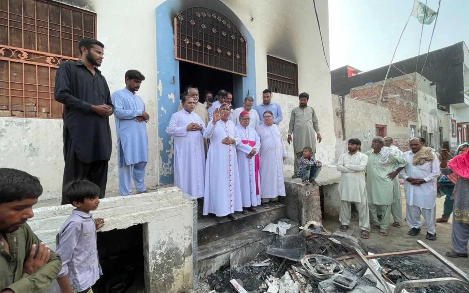 El Arzobispo de Islamabad-Rawalpindi, Mons. Joseph Arshad, se dirige a la comunidad cristiana de Jaranwala perseguida por los musulmanes en agosto de 2023. Fueron incendiadas 21 iglesias católicas, Biblias y hogares de familia.?w=200&h=150