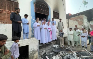 El Arzobispo de Islamabad-Rawalpindi, Mons. Joseph Arshad, se dirige a la comunidad cristiana de Jaranwala perseguida por los musulmanes en agosto de 2023. Fueron incendiadas 21 iglesias católicas, Biblias y hogares de familia. Crédito: ACN.