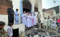 El Arzobispo de Islamabad-Rawalpindi, Mons. Joseph Arshad, se dirige a la comunidad cristiana de Jaranwala perseguida por los musulmanes en agosto de 2023. Fueron incendiadas 21 iglesias católicas, Biblias y hogares de familia.