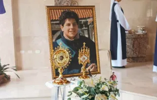 Entronización de la reliquia en primer grado del Beato Carlo Acutis en Antioquia, Colombia. Crédito: Reliquias Beato Carlo Acutis Colombia
