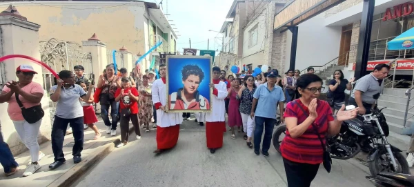 Reliquia and image of Blessed Carlo Acutis pilgriming through the streets of Chiclayo. Credit: Miracle Eucharistic Peru - 1649