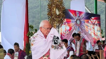 Celebración de una Hora Santa en una comunidad indígena.