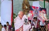 Celebración de una Hora Santa en una comunidad indígena.