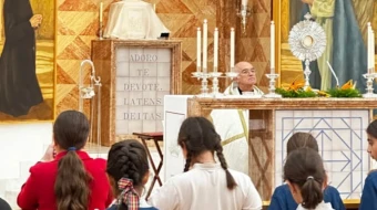 Alumnos del Colegio Adharaz-Altasierra de Sevilla (España) adoran el Santísimo Sacramento.