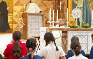 Alumnos del Colegio Adharaz-Altasierra de Sevilla (España) adoran el Santísimo Sacramento. Crédito: Colegio Adharaz-Altasierra