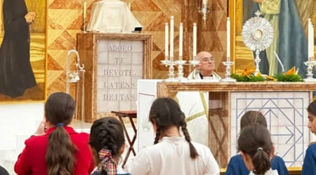 Alumnos del Colegio Adharaz-Altasierra de Sevilla (España) adoran el Santísimo Sacramento.