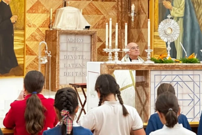 Alumnos del Colegio Adharaz-Altasierra de Sevilla (España) adoran el Santísimo Sacramento.