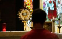 Imagen referencial / Momento de adoración eucarística dentro de una iglesia católica.