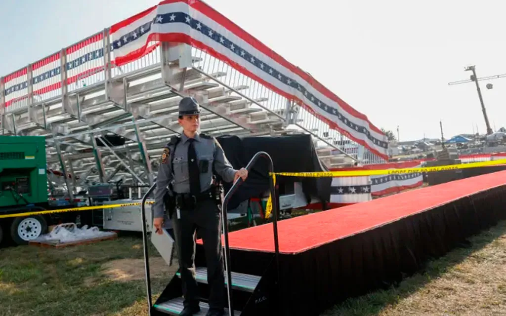 Agentes de seguridad cerca del escenario del mitin de Donald Trump el 13 de julio de 2024 en Butler, Pensilvania, tras el intento de asesinato contra el ex presidente.?w=200&h=150