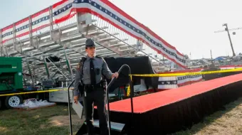 Agentes de seguridad cerca del escenario del mitin de Donald Trump el 13 de julio de 2024 en Butler, Pensilvania, tras el intento de asesinato contra el ex presidente.