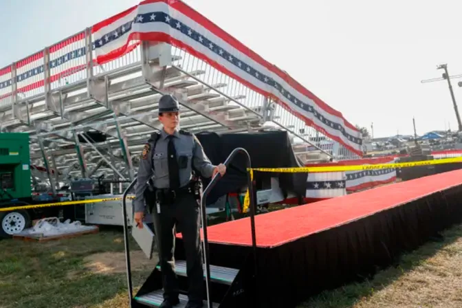 Agentes de seguridad cerca del escenario del mitin de Donald Trump el 13 de julio de 2024 en Butler, Pensilvania, tras el intento de asesinato contra el ex presidente.