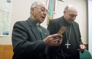 El P. Alexandre Alapont, junto al Arzobispo de Valencia, Mons. Enrique Benavent,cuando era auxiliar en 2010. Crédito: AVAN