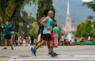 El corredor de ultramaratón Alexandre Dias corre en la Praça da Liberdade, en Petrópolis, Río de Janeiro (Brasil). Crédito: Davi Corrêa / ACI Digital.