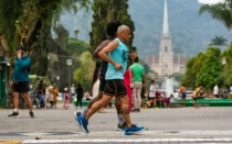 El corredor de ultramaratón Alexandre Dias corre en la Praça da Liberdade, en Petrópolis, Río de Janeiro (Brasil).