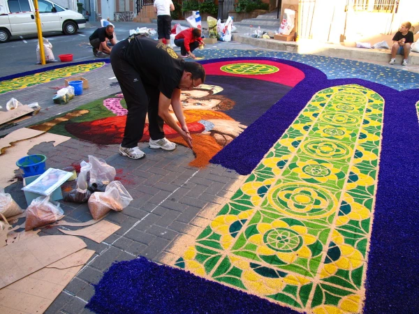 Neighbors of Elche de la Sierra decorate the streets before the procession of Corpus Christi. Credit: Wikimedia Commons/CC By-Sa 4.0