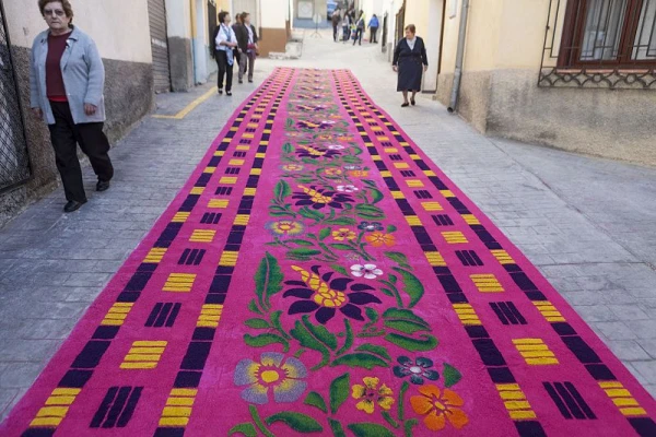 One of the Serrin carpets that decorate the streets of Elche de la Sierra. Credit: Public Domain