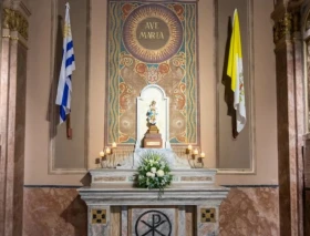 Con imágenes de la Virgen y santos levantan Altar de la Patria en Uruguay