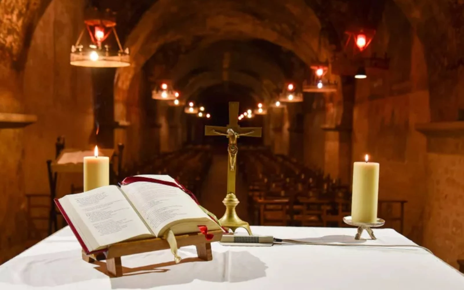 El altar dentro de la cripta de la Catedral de Notre-Dame de Chartres, en Francia.?w=200&h=150