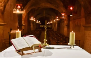 El altar dentro de la cripta de la Catedral de Notre-Dame de Chartres, en Francia. Crédito: Cortesía / François-Régis Salefran.