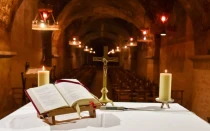 El altar dentro de la cripta de la Catedral de Notre-Dame de Chartres, en Francia.