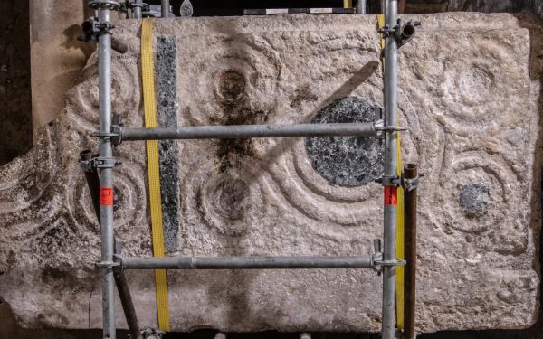 El panel frontal del altar mayor de los cruzados tal y como se ve hoy. Se han conservado aproximadamente dos tercios de la losa de piedra original. Crédito: Shai Halevi/Autoridad de Antigüedades de Israel