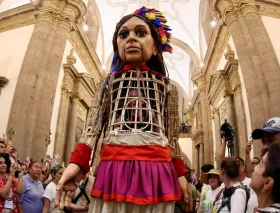 Marioneta de “Pequeña Amal” visitó santuarios de la Virgen de Guadalupe y Zapopan en México