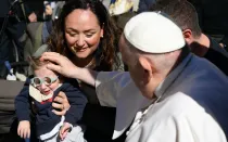 Imagen referencial del Papa Francisco junto a un niño y su madre durante una Audiencia General