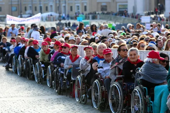 El futuro de un pueblo supone el encuentro entre jóvenes y ancianos, dice el Papa Francisco