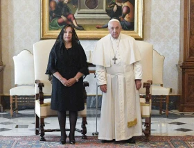 Papa Francisco recibe en el Vaticano a la presidente de Perú