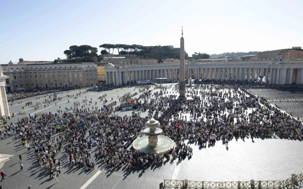 Fieles en la Plaza de San Pedro en el Vaticano para el rezo del Ángelus con el Papa Francisco el 1 de noviembre, día de Todos los Santos.?w=200&h=150