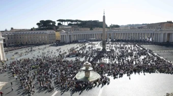 Fieles en la Plaza de San Pedro en el Vaticano para el rezo del Ángelus con el Papa Francisco el 1 de noviembre, día de Todos los Santos.