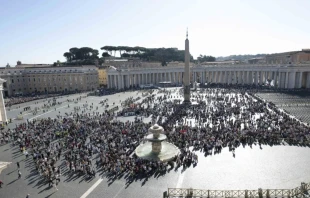 Fieles en la Plaza de San Pedro en el Vaticano para el rezo del Ángelus con el Papa Francisco el 1 de noviembre, día de Todos los Santos. Crédito: Vatican Media