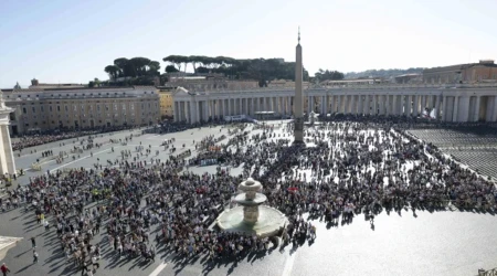 Fieles en la Plaza de San Pedro en el Vaticano para el rezo del Ángelus con el Papa Francisco el 1 de noviembre, día de Todos los Santos 04112024